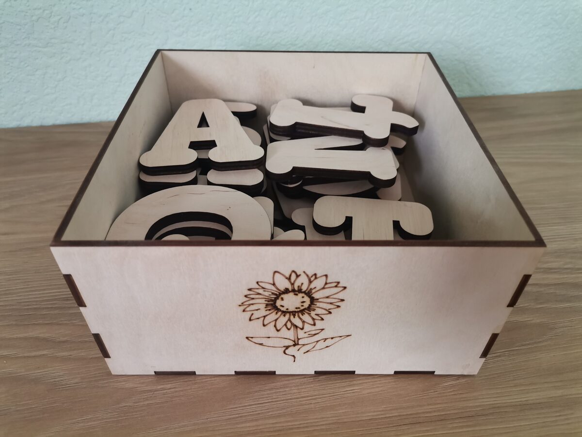 Alfabēta burti koka + dāvanā kastīte
