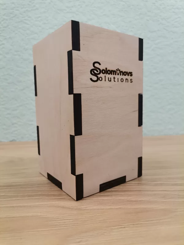 Rakstāmpiederumu trauks ar uzņēmuma logo_Solomonovs solutions