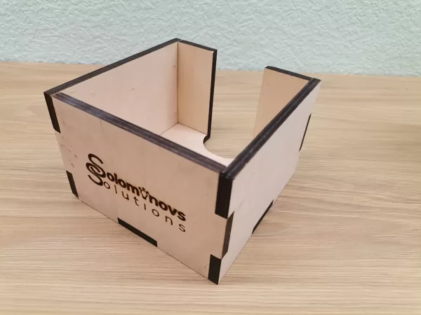 Piezīmju lapiņu turētājs ar uzņēmuma logo_Solomonovs solutions