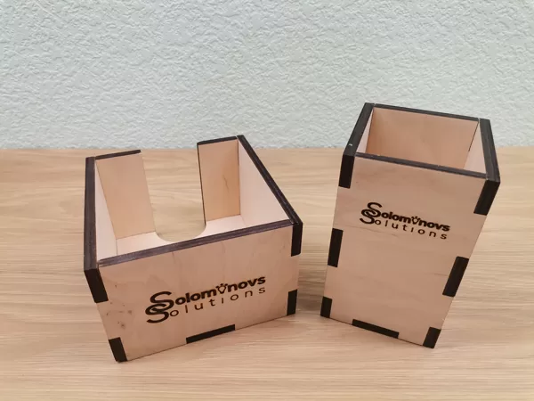 Piezīmju lapiņu un rakstāmpiederumu trauks ar uzņēmuma logo_Solomonovs solutions