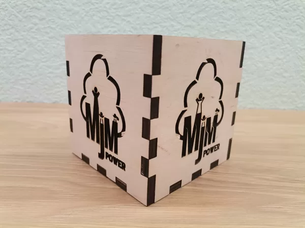 Svečturis ar uzņēmuma logo_MJM power