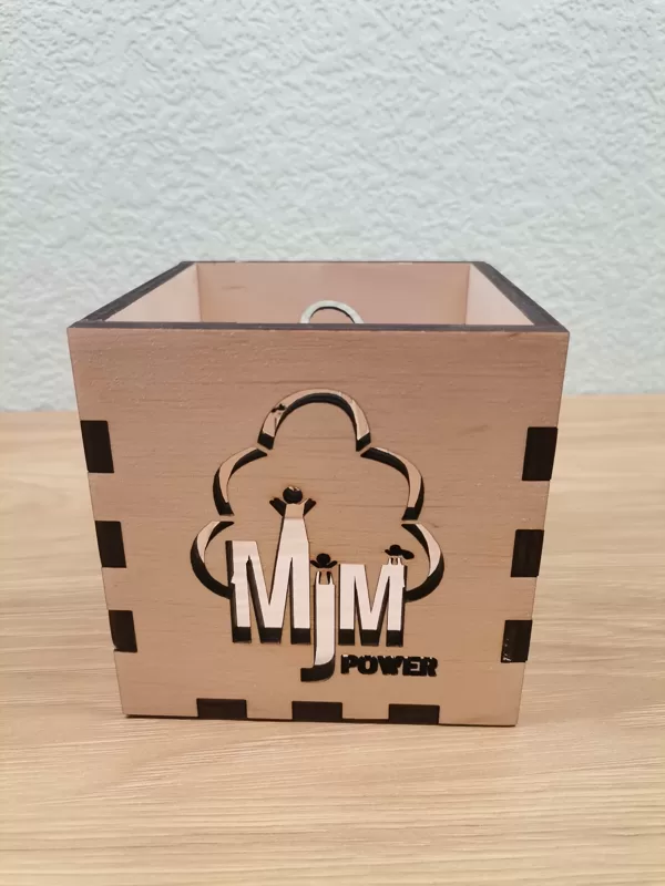 Svečturis ar uzņēmuma logo_MJM power (2)